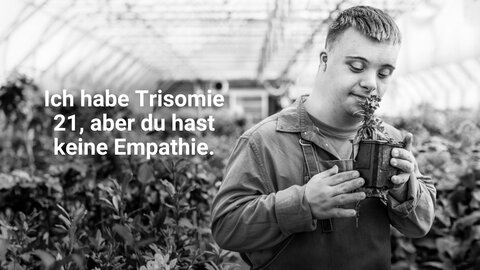 Ein Mann mit Trisomie 21 riecht an einer Pflanze während seiner Arbeit in einer Gärtnerei. | © Stiftung MyHandicap / EnableMe