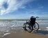 Foto eines Rollstuhls am Strand. | © unsplash