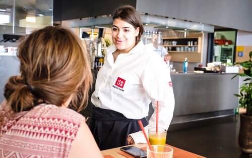 Foto einer Frau, die in einem Restaurant im Service arbeitet. | © Andi Weiland | Gesellschaftsbilder.de 